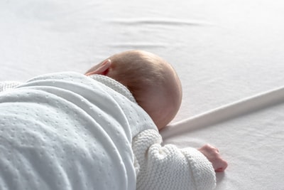 婴儿躺在白色的表面
